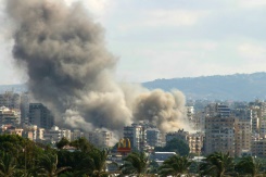 De la fumée s'éleève au dessus de la ville de Tyr dans le sud du Liban après une frappe israélienne, le 22 octobre 2024 - © AFP - Kawnat HAJU