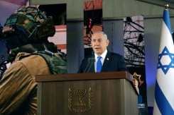 Le Premier ministre israélien Benjamin Netanyahu s'exprime lors d'une cérémonie marquant le 1er anniversaire selon le calendrier hébraïque de l'attaque du Hamas du 7 octobre 2023, au cimetière militaire du mont Herzl à Jérusalem, le 27 octobre 2024 - © AFP - GIL COHEN-MAGEN