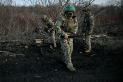 Photo prise le 10 janvier 2025 et diffusée par le service de presse de la 24e Brigade mécanisée des Forces armées ukrainiennes le 13 janvier 2025 de militaires ukrainiens transportant des obus dans la région de Donetsk - © 24e Brigade mécanisée des Forces armées ukrainiennes/AFP - Handout