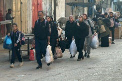 Des Palestiniens fuient Beit Lahia, dans le nord de la bande de Gaza, visé par une offensive de l'armée israélienne, le 22 octobre 2024 - © AFP - Islam AHMED