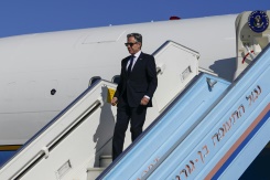 Le secrétaire d'Etat américain Antony Blinken arrive à Tel-Aviv pour entamer sa 11eme tournée dans la région depuis le début de la guerre à Gaza il y a un an, le 22 ocobre 2024 - © POOL/AFP - Nathan Howard